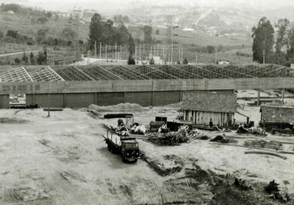 Início da construção da ETEC com a Cidade ao fundo